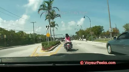 Toccando il cazzo del ragazzo sulla sua figa bagnata e lei dirige il cazzo dove scopata con puttana italiana deve finire. .