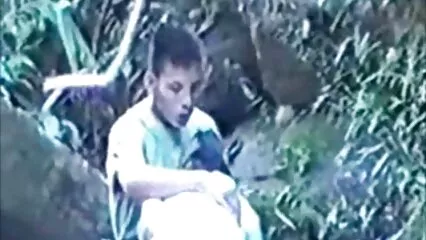 Il ragazzo si troie in cinta è avvicinato alla ragazza che si masturba e l'ha succhiata. .
