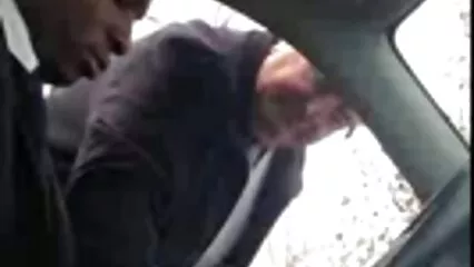 La ragazza è troie e porche grata al ragazzo che le ha dato un passaggio e le ha fatto venire nella figa. .