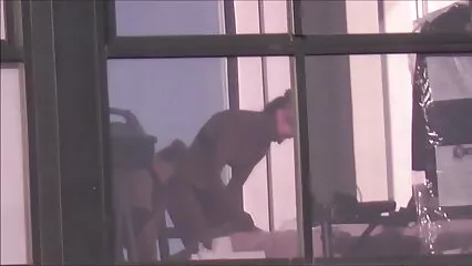 Una zia matura accarezza il culo di un ragazzo giovane e lo seduce. . troie in collant
