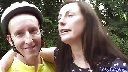 Un uomo chiama il bagnino e le frigge magnificamente il culo. . super troie mature