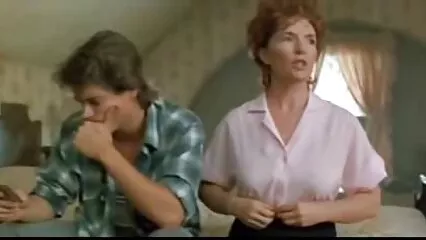Il ragazzo troie giapponese è innamorato della domestica di suo padre e la scopa ogni tanto. .