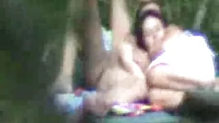 La ragazza sportiva video zoccole italiane si allunga con l'istruttore di yoga. .