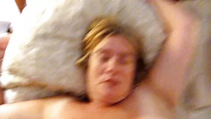 La severa mamma britannica manda il video donne mature troie figliastro sotto la doccia per umiliarlo lì. .