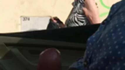 Un ragazzo di colore cavalca una video porno di troie italiane bellezza tettona sul suo enorme cazzo. .