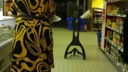Una donna matura maiale troie con un bel corpo fa l'amore con un ragazzo giovane. .
