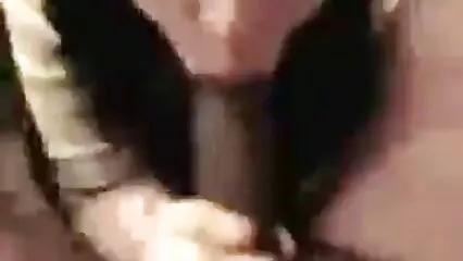 Sofia si masturba la belle troie nere sua bella figa sul tavolo della cucina con un giocattolo nel culo. .