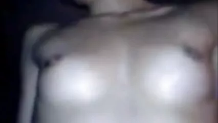 Il ragazzo ha guardato le tette di sua troie lesbiche madre e anche la figa di sua madre ha dovuto guardare. .