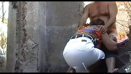 Inserisce un cazzo duro in una lussuosa mamma, che stava pulendo porche italiane tube il bagno nuda. .