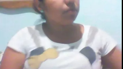 La bellezza in mutandine erotiche si masturba davanti alla telecamera con troie mature xxx due mani. .
