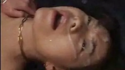 La ragazza solleva il pene con baci e succose scopate in gola troie venete per tutta la lunghezza del pene. .