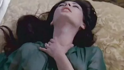 Un robusto uomo di troie in latex colore allarga i buchi della bella Nina. .