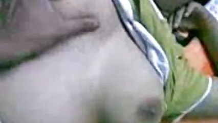 Signora matura ben conservata su una sedia puttana amatoriale al ginecologo. .