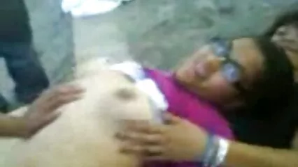 Una ragazza russa carina chiede di inserire un cazzo puttane tettone nella sua figa e punirla. .