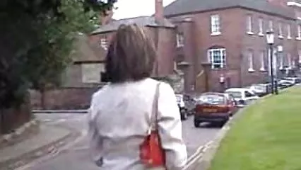 Annusare mutandine XXXL video troie mature e calpestare il loro proprietario. .