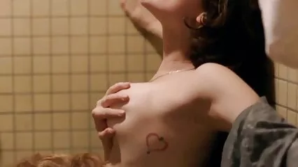 Felice nel sesso sul tavolo in salotto e cavalcando il puttane pelose lungo cazzo del suo amante. .